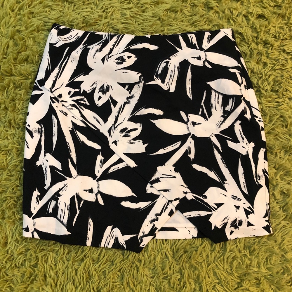Banana Republic Black and White Wrap Style Skirt